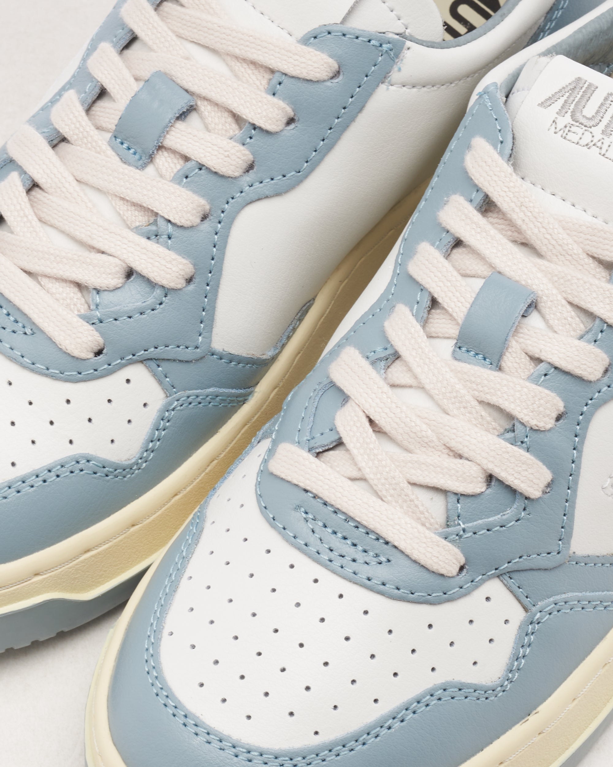 Sneakers Autry Women's Medalist Low Leather - AULWWB56