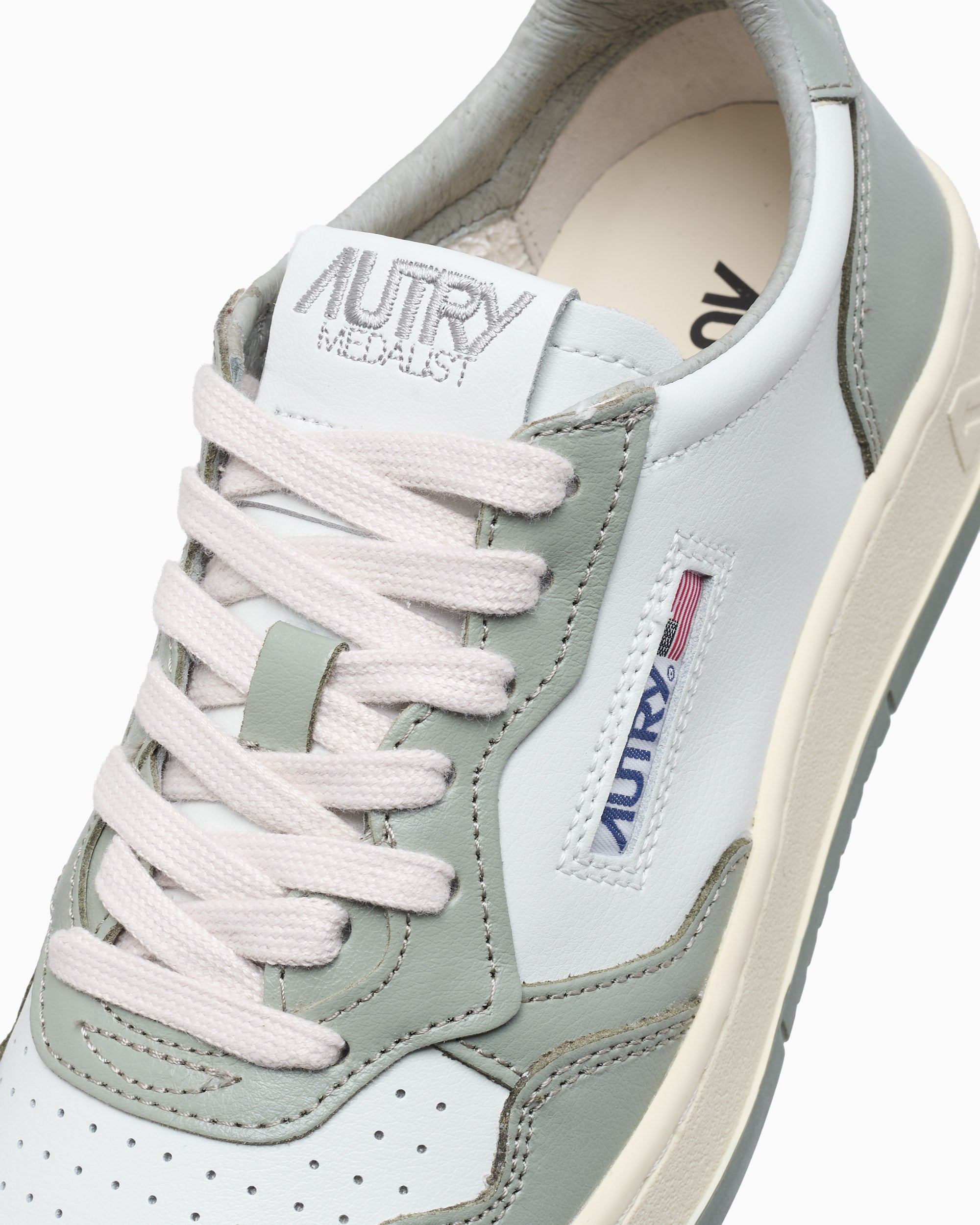 Sneakers Autry Women's Medalist Low Leather - AULWWB65
