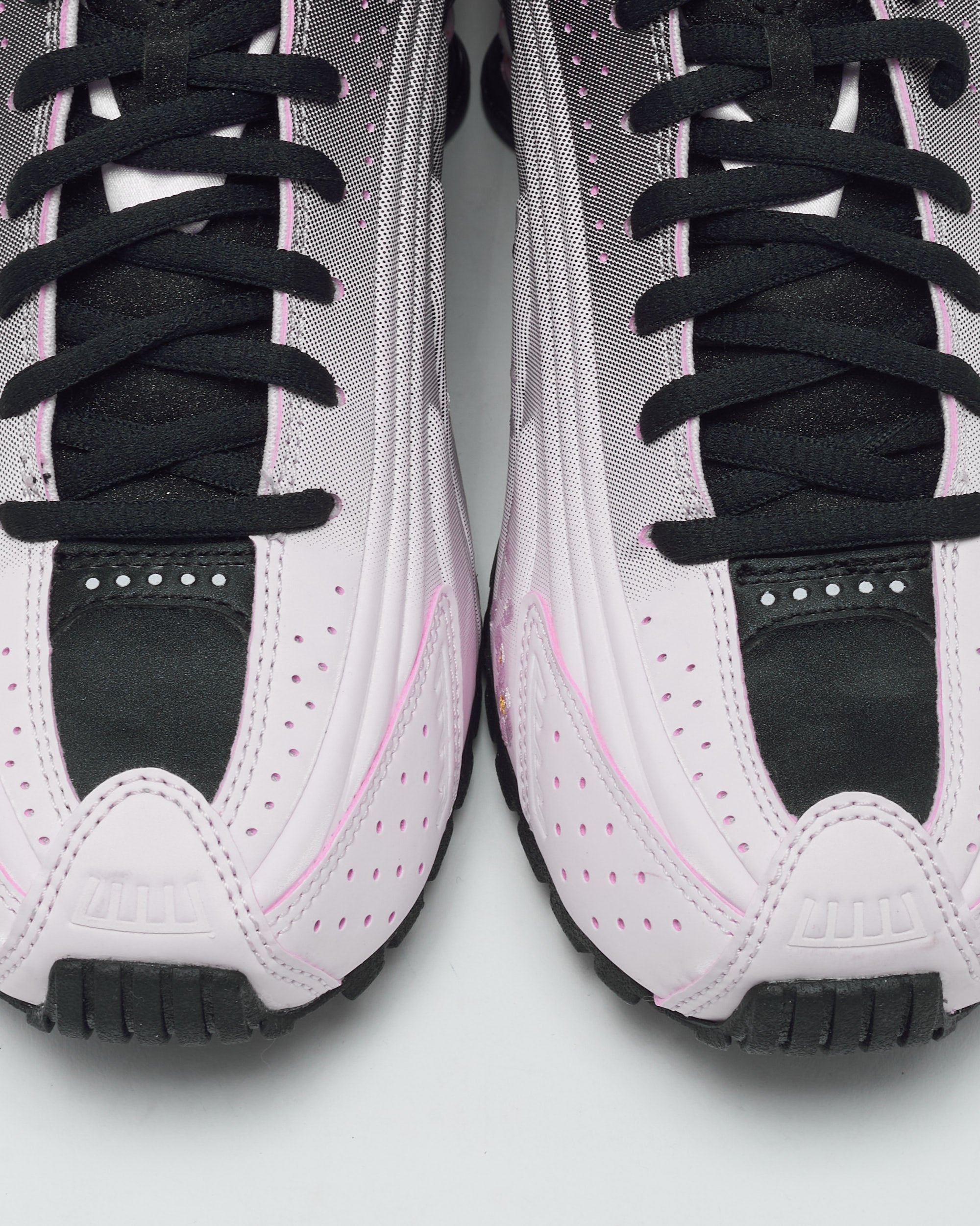 Sneakers Nike Women's Shox R4 "Sakura" - IB8872-600