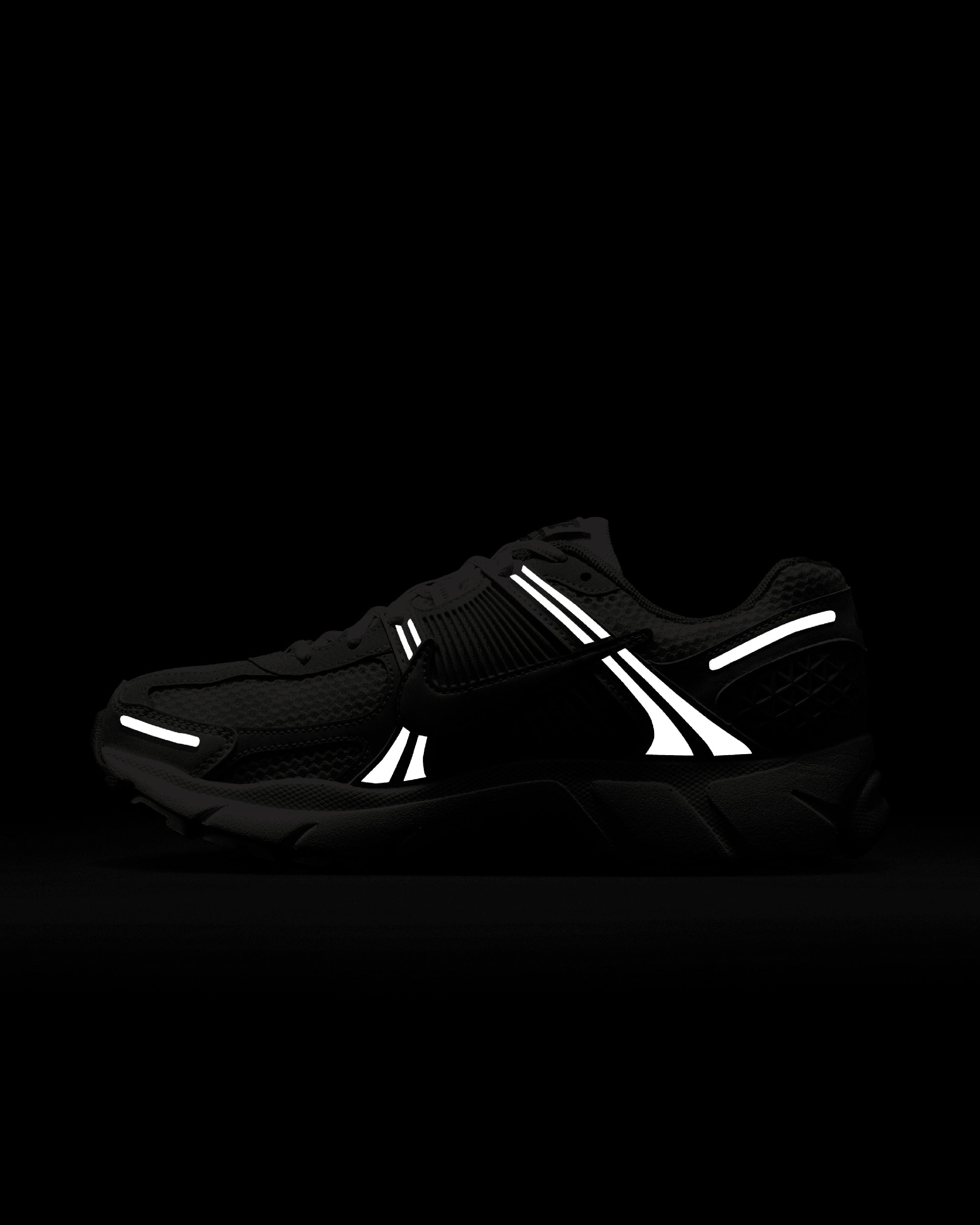 Sneakers Nike Women's Zoom Vomero 5 - FJ2028-107