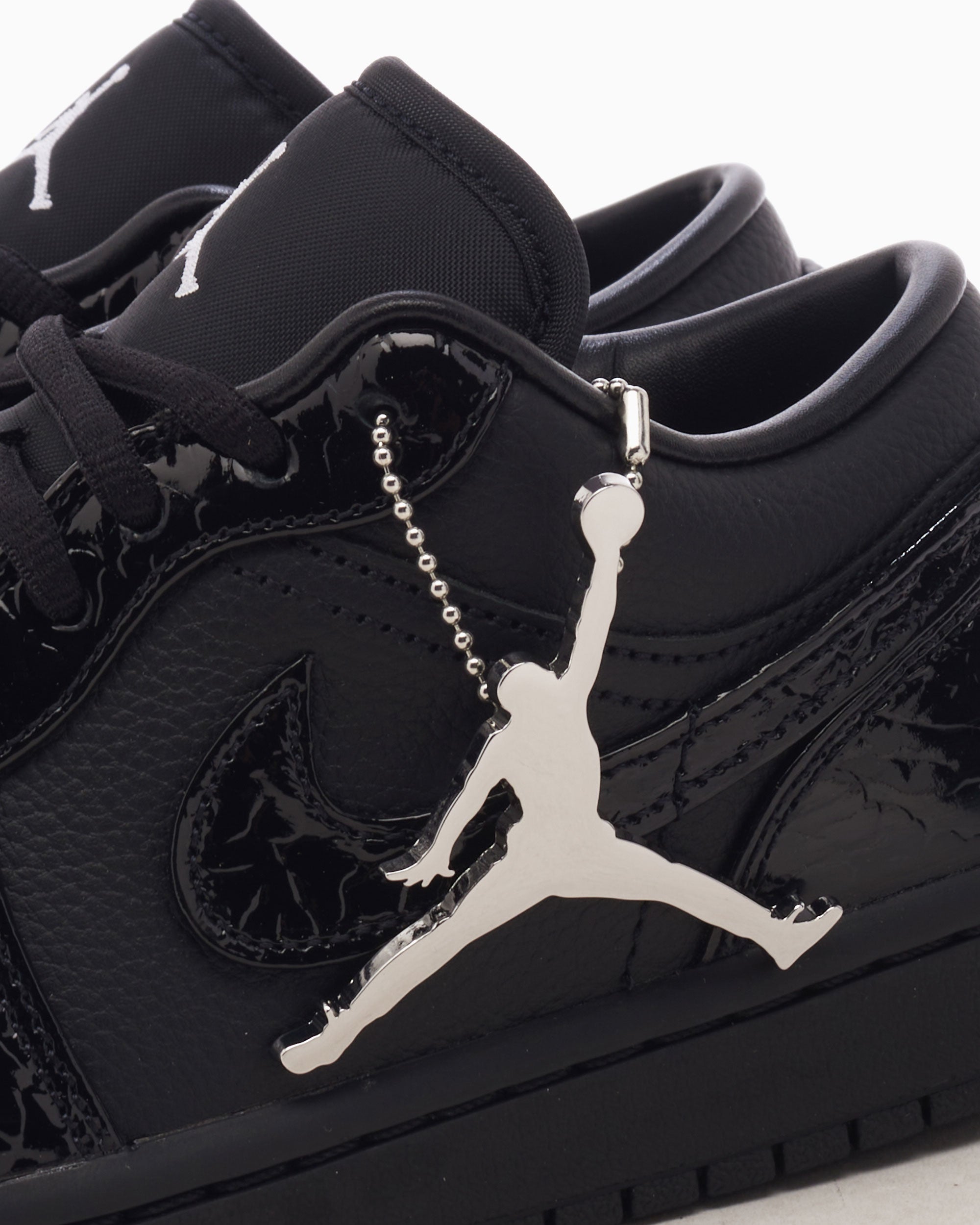 Sneakers Air Jordan Women's 1 Low SE - HJ7743-010