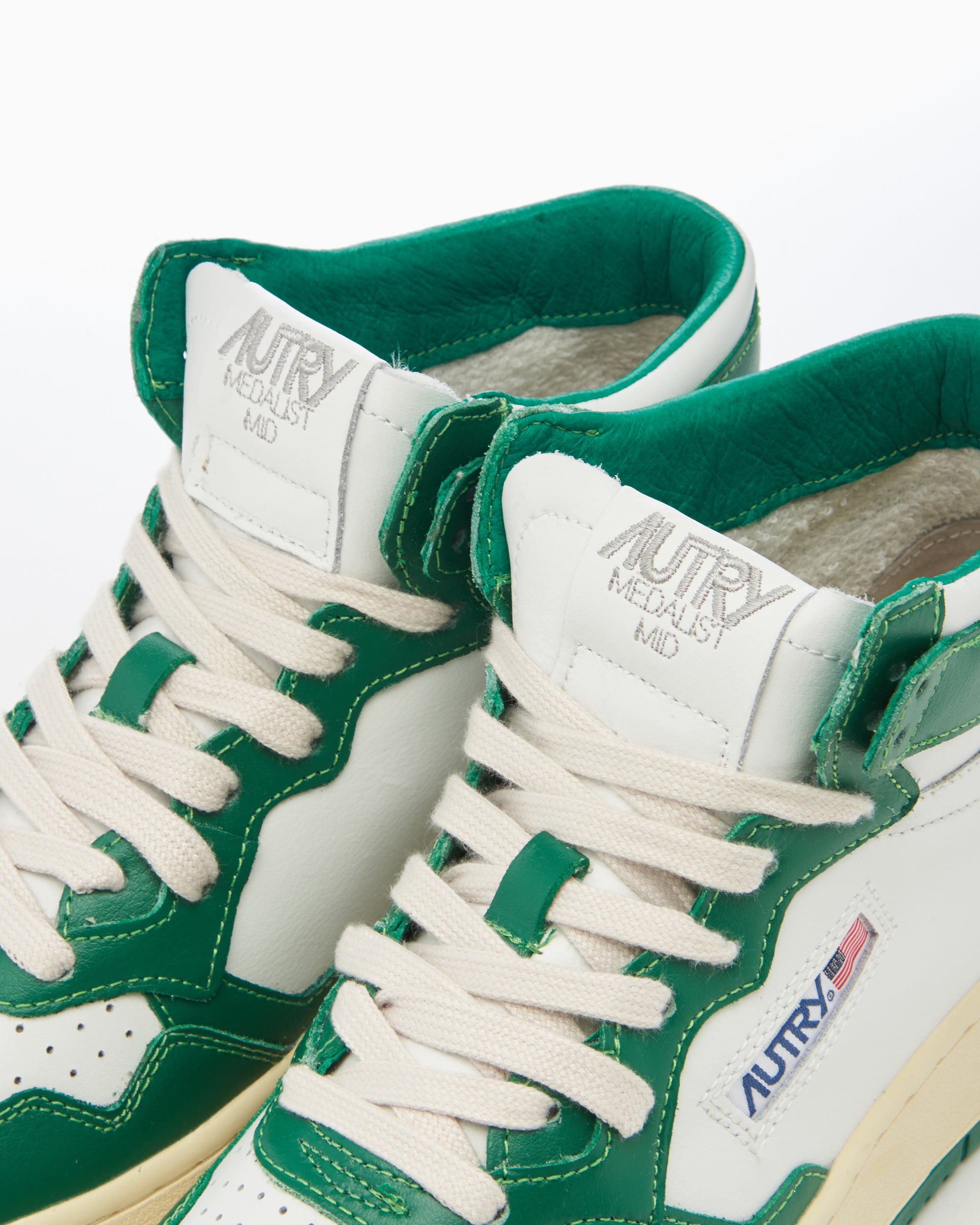 Sneakers Autry Women's 01 Medalist Mid Leather - AUMWWB03