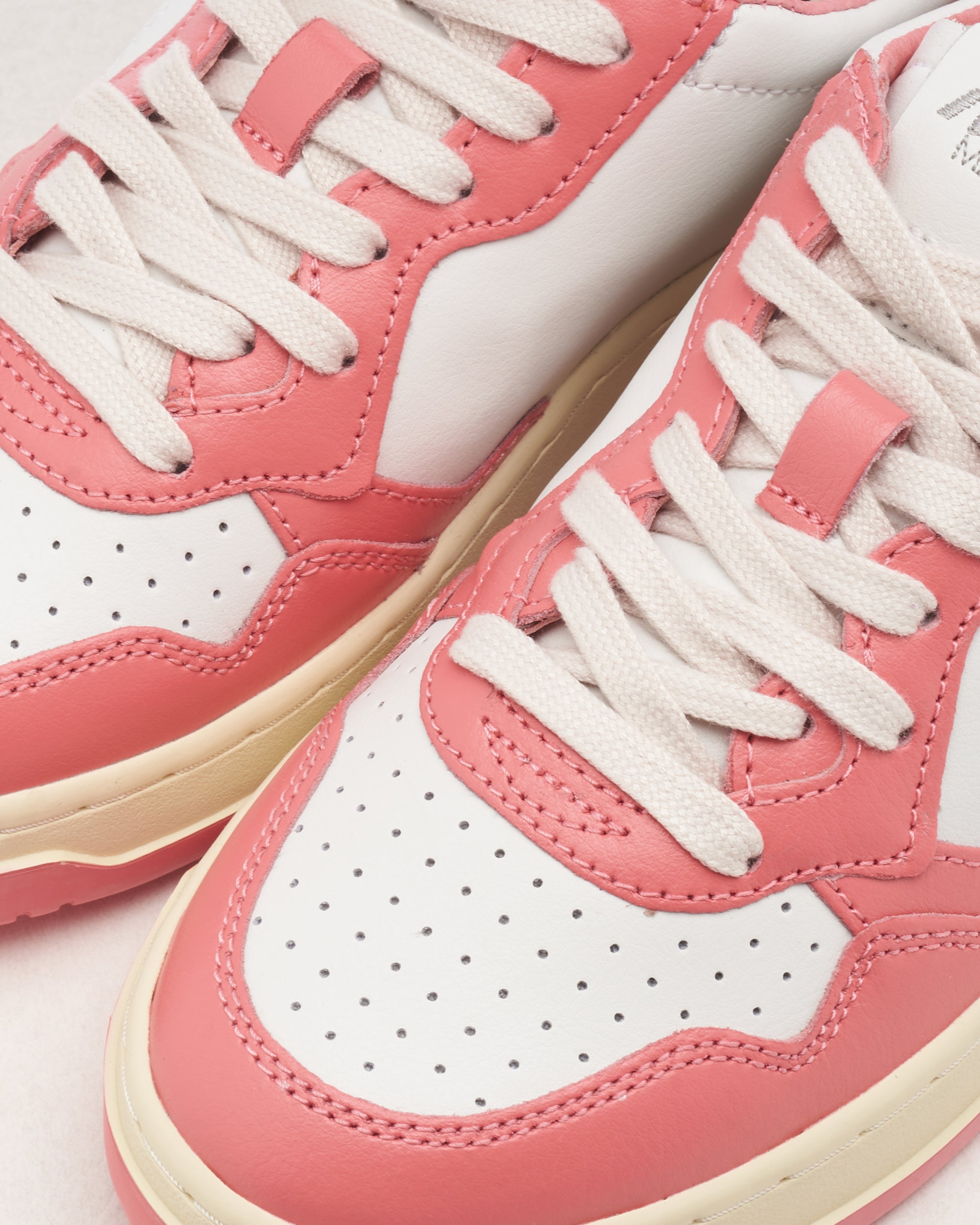 Sneakers Autry Women's Medalist Low Leather - AULWWB55