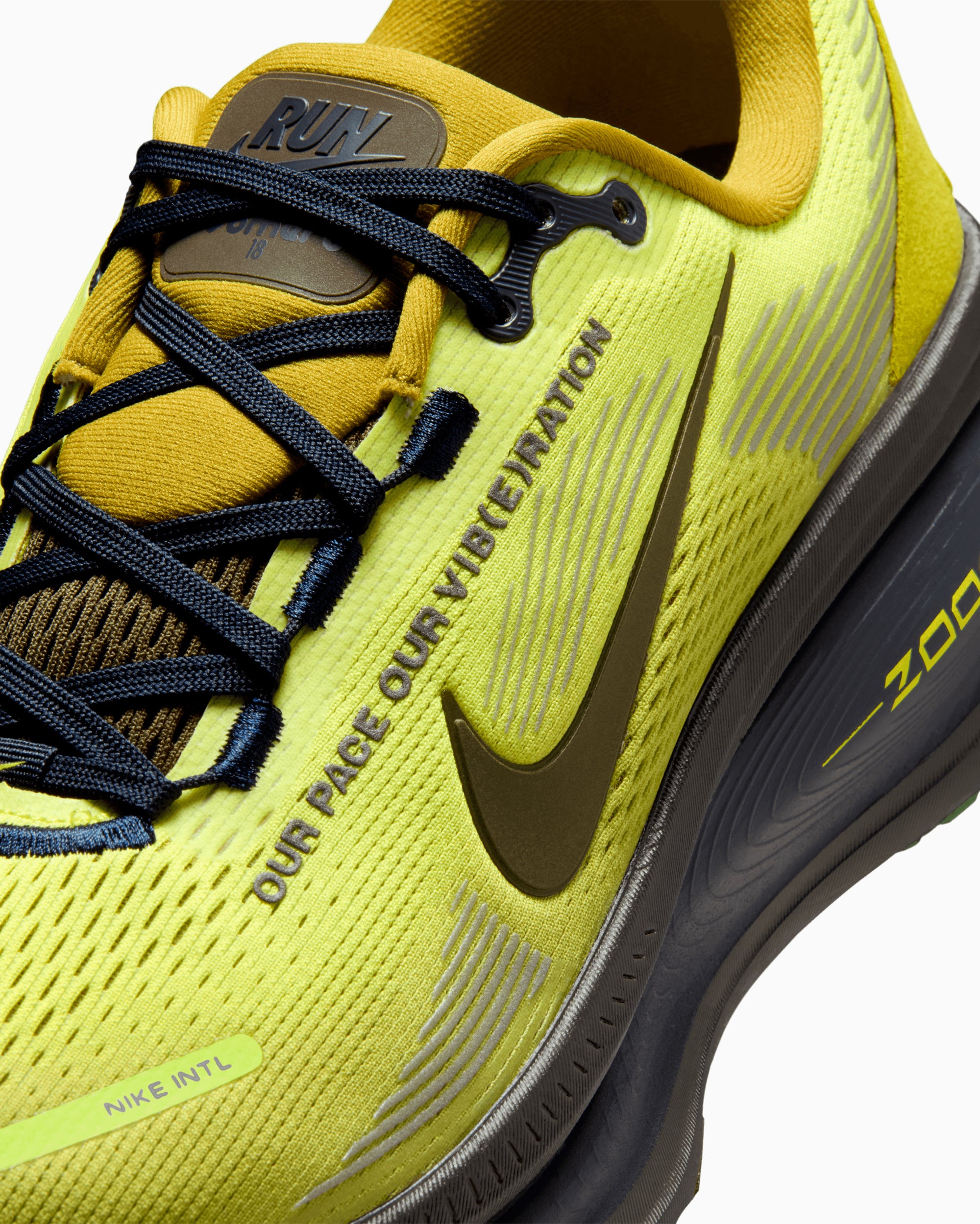 Sneakers Nike Women's Vomero 18 SE - IQ3413-704